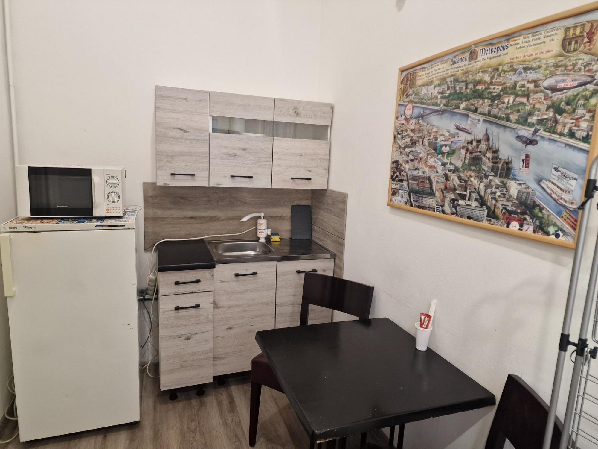4 2. * Budapest